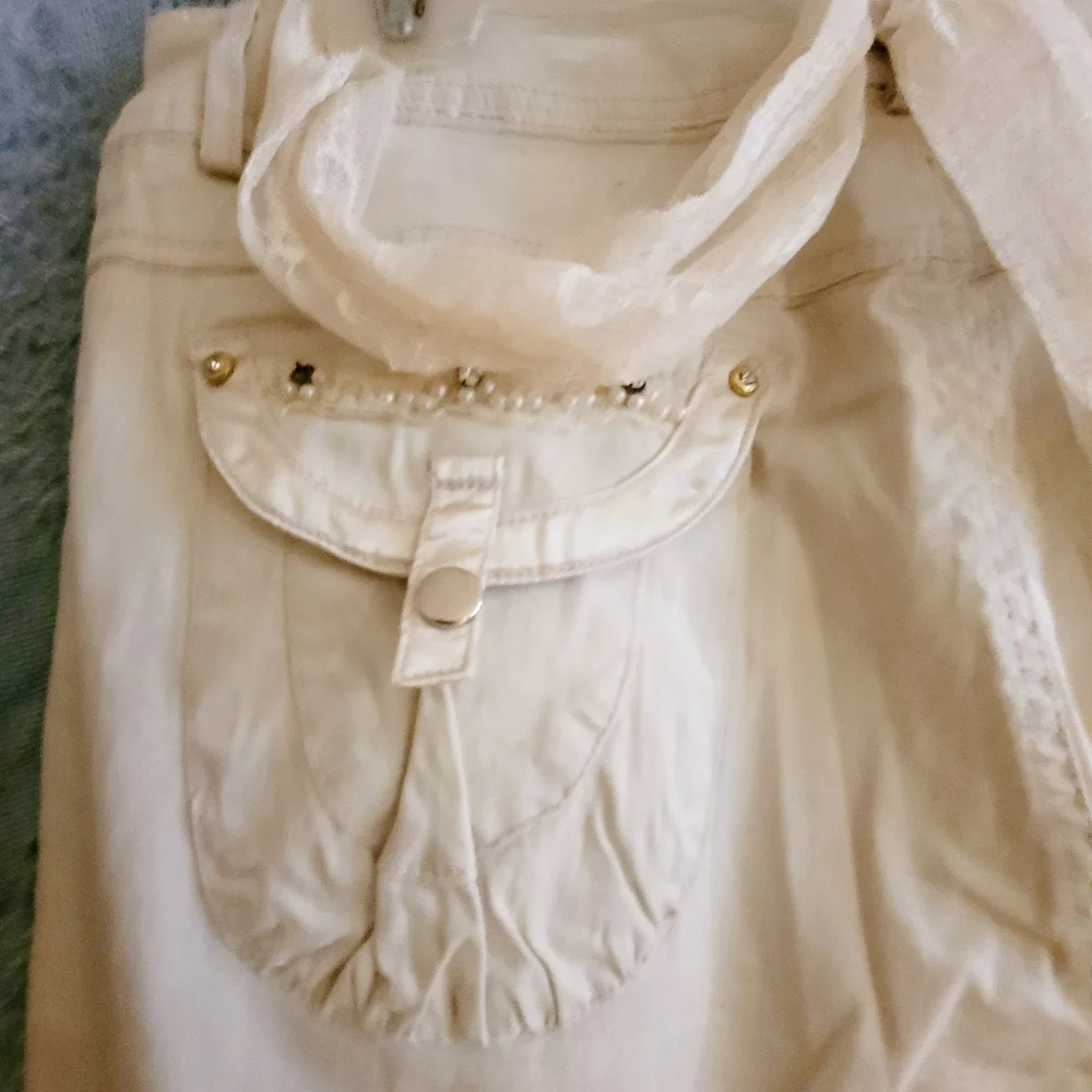 Style Brand Winter White Jeweled Size 8 Capris. - Picture 2 of 6